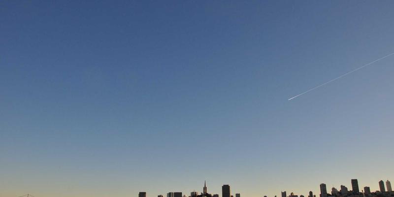 企业多域名注册策略：如何通过域名组合管理与云服务器部署实现品牌保护与市场拓展