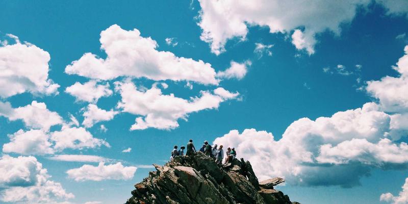 域名注册68：从DNS服务到云服务器，构建您的在线基石