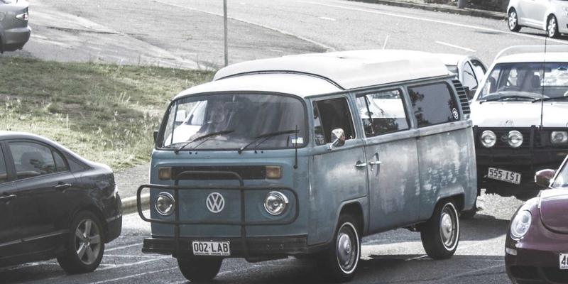 域名注册中的地理定位策略：如何通过域名暗示服务区域，提升云服务器与虚拟主机的本地化信任