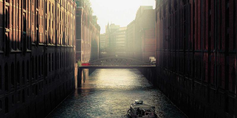 如何利用域名注册信息（Whois）进行竞争对手分析与市场调研：洞悉主机托管与云服务器市场先机